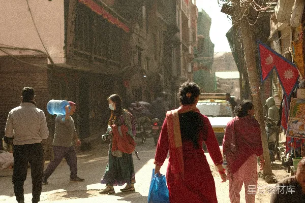 高清摄影 Kathmandu一条繁忙街道上的人们在走动。