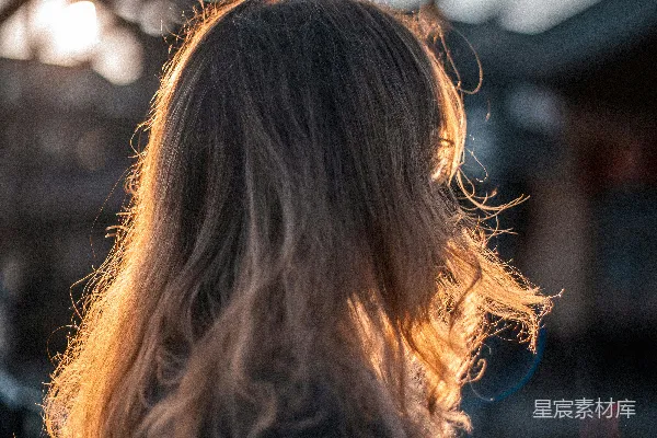 高清摄影 街上一位女子头部的背影