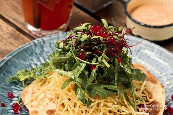 木质桌子上的一个盘子里的食物