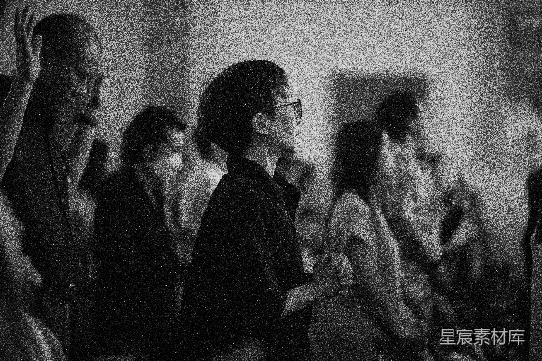 高清摄影 教堂里人们站着祈祷。