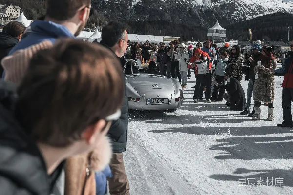 高清摄影 一群人在覆盖着白雪的路上站立。