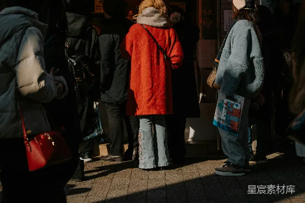 高清摄影 室外，人们站在一家商铺前，在阳光下。
