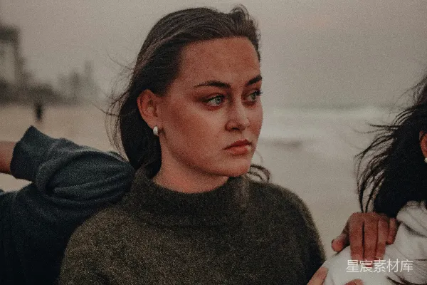 高清摄影 灰毛衣女子