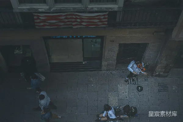 高清摄影 人们坐在靠近白色百叶窗的地板上