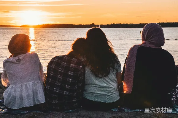 高清摄影 白天人们坐在前方的水域旁