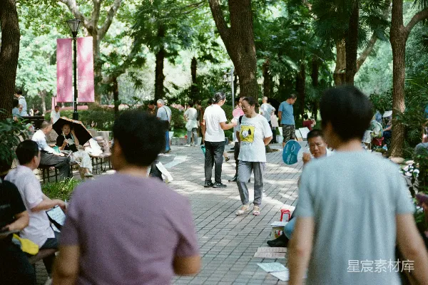 高清摄影 公园里的人们享受着阳光的温暖。