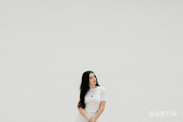 高清摄影 女士站在白色墙面前