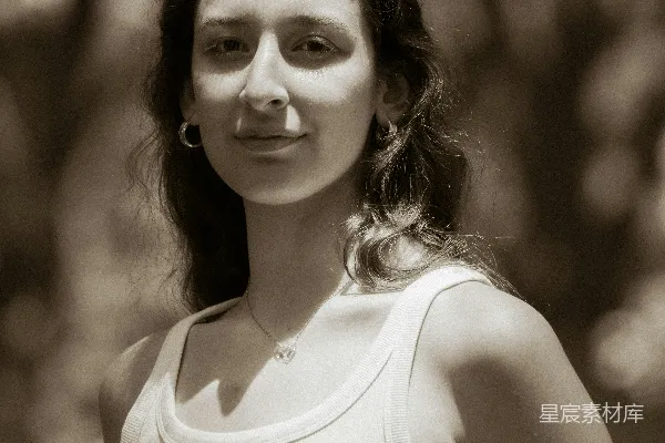 高清摄影 年轻女子穿着白色T恤，在 sepia 色调中。
