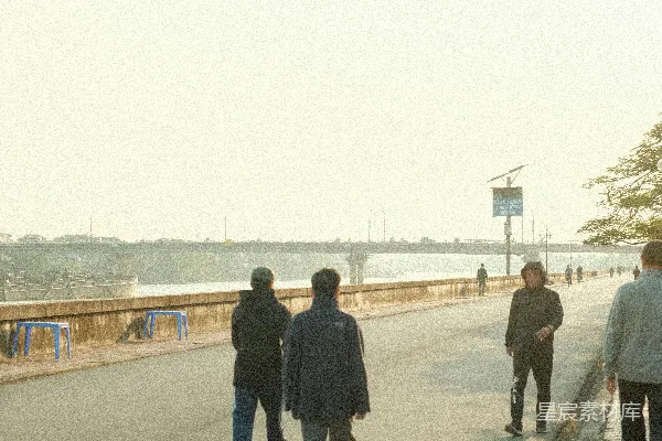 高清摄影 一群人走在街上
