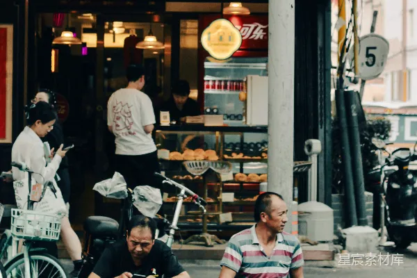 高清摄影 两名男子蹲坐在商店外的 sidewalk 上。