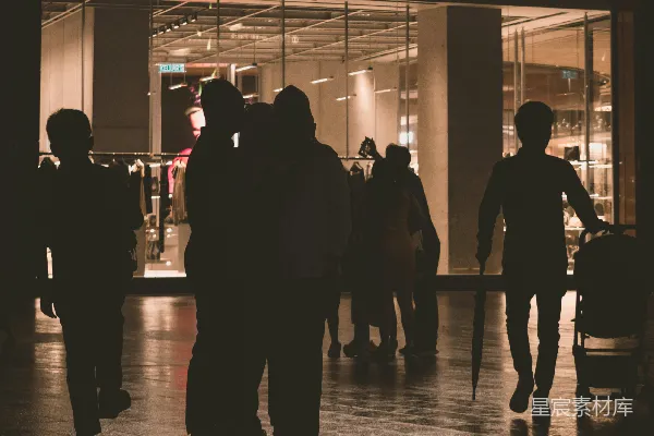 高清摄影 一群人在一栋建筑面前站立