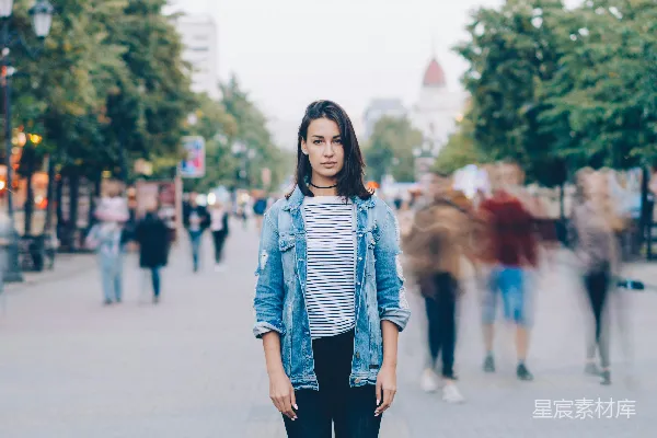高清摄影 一位妇女站在繁忙的街道上一动不动。