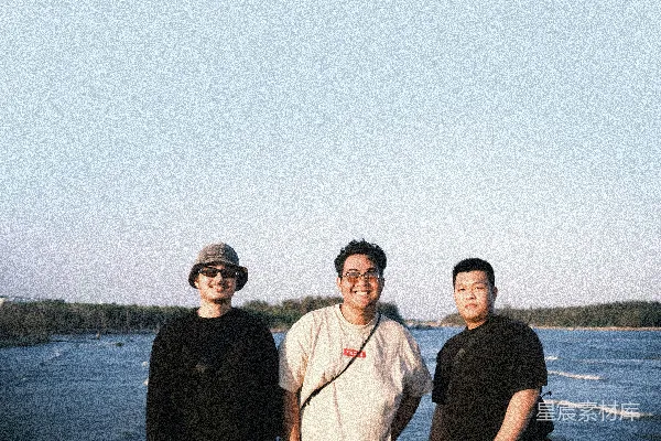 高清摄影 三个男人站在户外，周围是水和晴朗的天空。