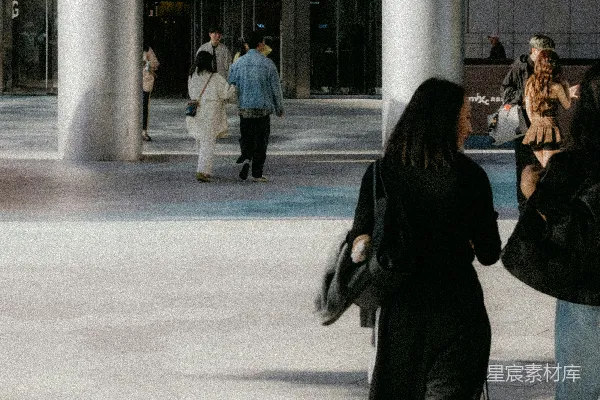 高清摄影 阳光下的城市街道上有人行走。
