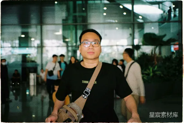 高清摄影 黑衣男子，戴眼镜，提包