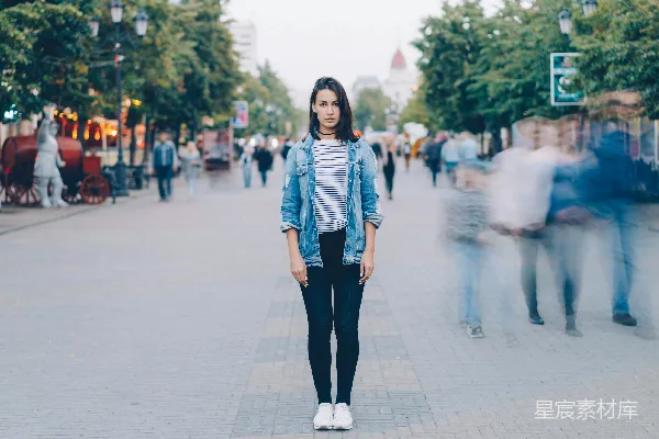高清摄影 女子伫立不动，众人纷纷而过。