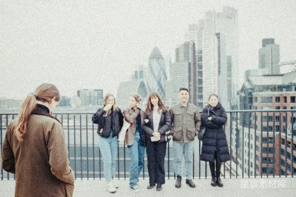 高清摄影 一群人在一栋建筑的顶部站立