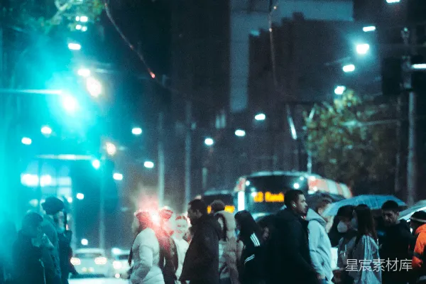 高清摄影 夜晚人们在街上行走