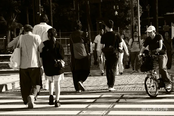 高清摄影 城市十字路口中有人步行，有人骑自行车。