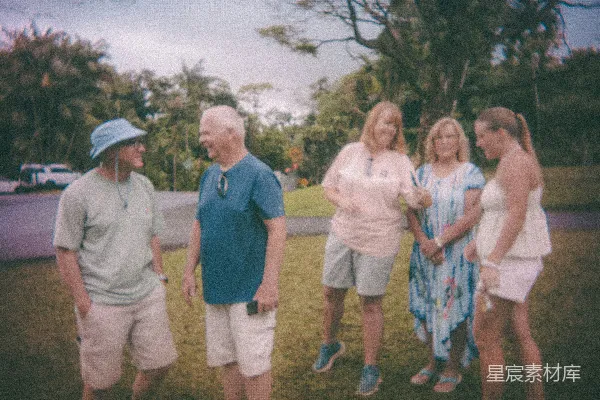 高清摄影 五个人站在草地上。