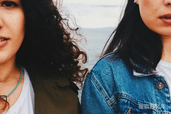 高清摄影 蓝 denim 衬衫旁边站着穿白色衬衫的女人。