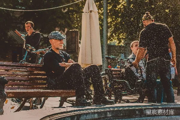 高清摄影 一群人在长凳上坐着