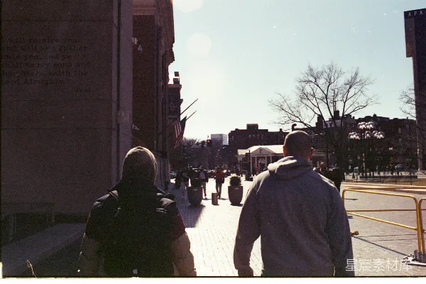 高清摄影 黄色夹克的男人在白天走在人行道上