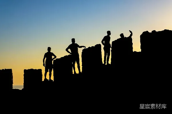 高清摄影 一群人在山顶上站立