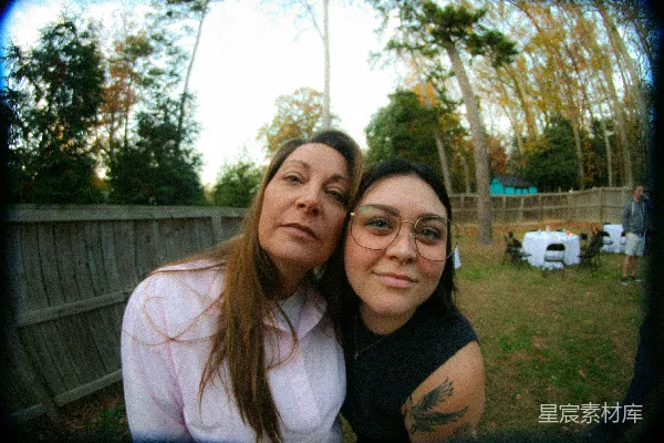 高清摄影 两位妇女在户外摆姿势自拍