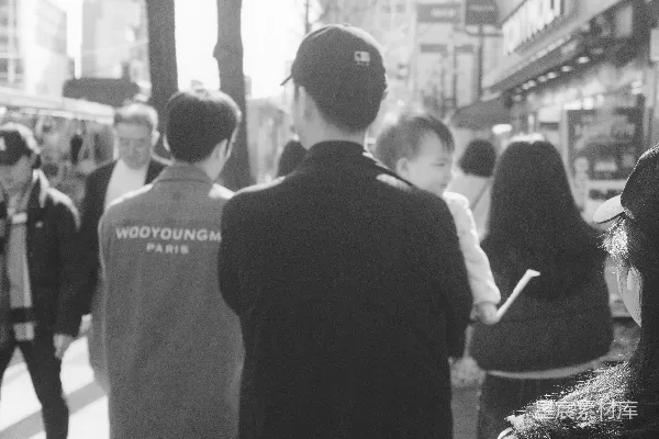 高清摄影 阳光下的城市街道上人们行走