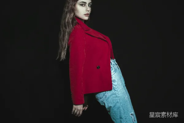 高清摄影 一个穿红色夹克和牛仔裤的女人