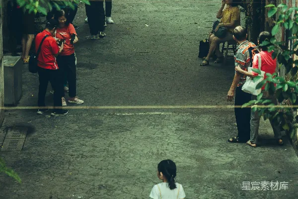 高清摄影 人们走在一条狭窄的户外街道上。