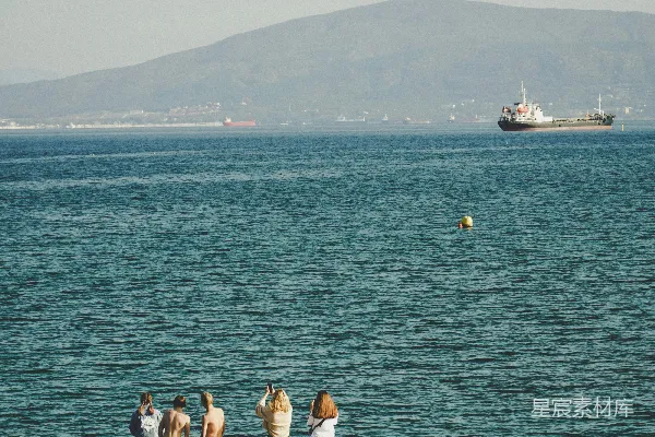高清摄影 一群人在码头上站立