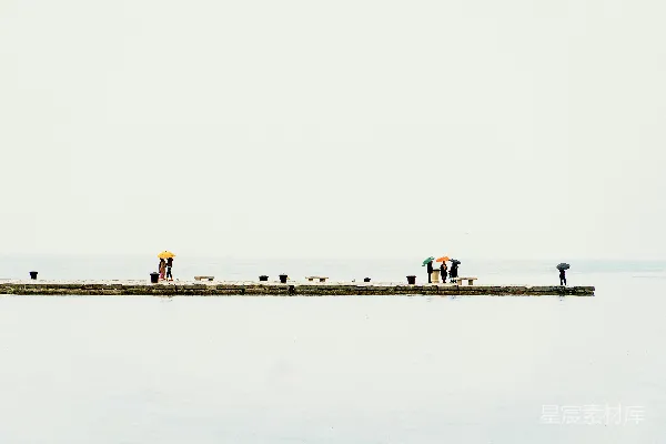 高清摄影 海边栈桥旁的平静水面