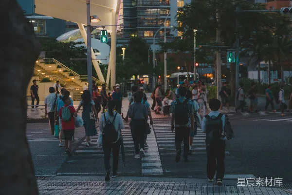 高清摄影 一群人在过街天桥上行走