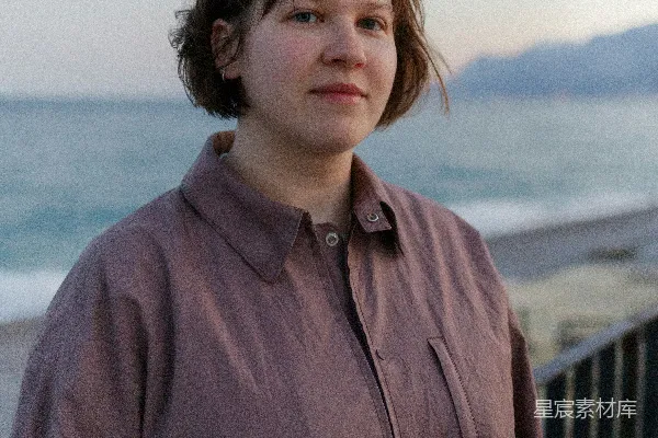 高清摄影 女人站在海边。