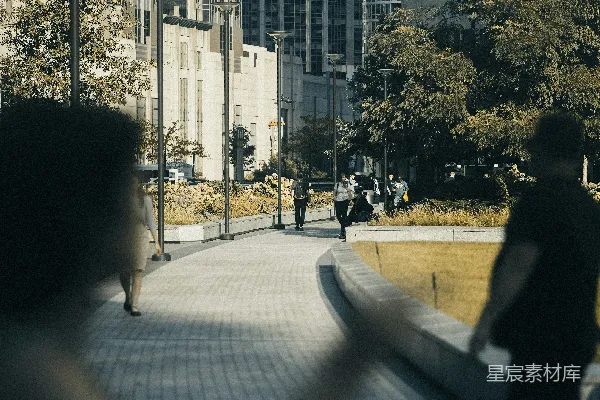 高清摄影 城市街道上人们行走，背后是建筑物。