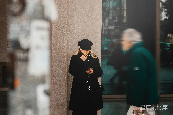 高清摄影 一个女人在街上走路时在打电话。