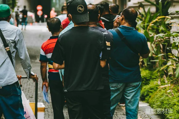 高清摄影 一群人在街上行走