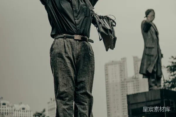 高清摄影 一个男人在雕像前空翻