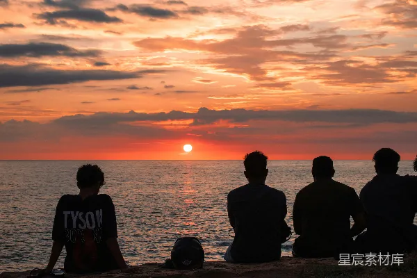 高清摄影 人们 watching 落 sun 在 sea 上空。