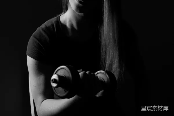 高清摄影 黑色女郎T恤衫的女人坐在地上。