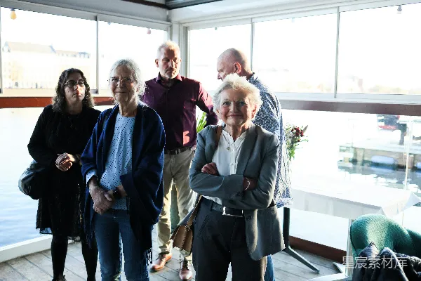 高清摄影 一群人在室内靠近窗户站著