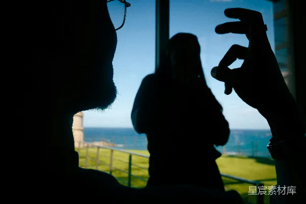 高清摄影 海边人们轮廓的剪影。