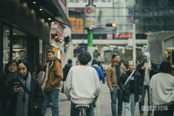 高清摄影 城市繁忙街道上的人们行走。