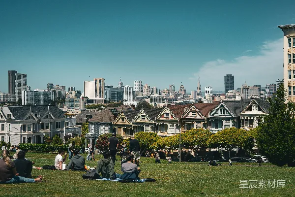 高清摄影 人们在旧金山涂漆小屋 overlooking 的山坡上放松。
