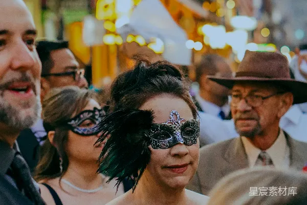 高清摄影 一群人在旁边站在一起