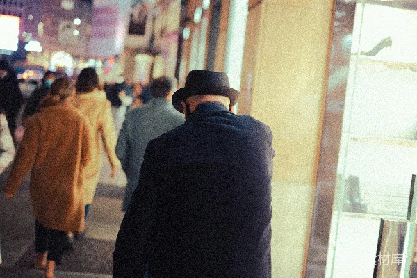 高清摄影 戴着帽子的男人在人行道上行走