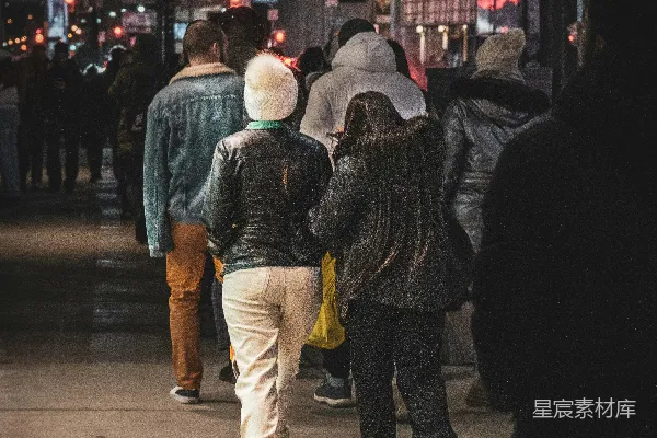 高清摄影 一群人在夜间走在街上