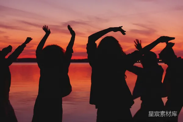 高清摄影 夕阳下水边人们的轮廓舞蹈